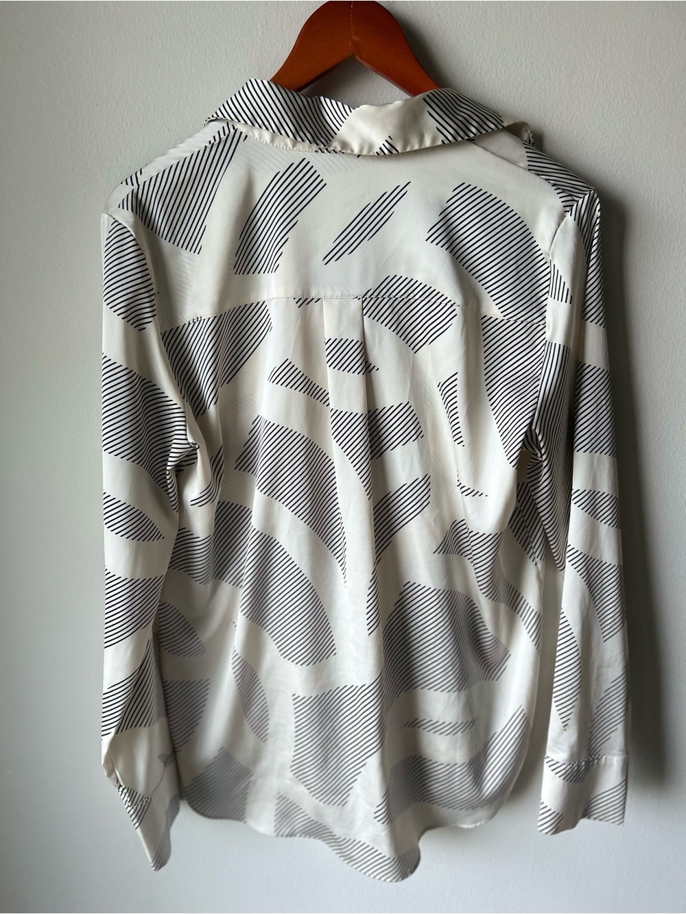 H&M Abstract Print Button Down Blouse Size Small Black & Ivory - Picture 7 of 7